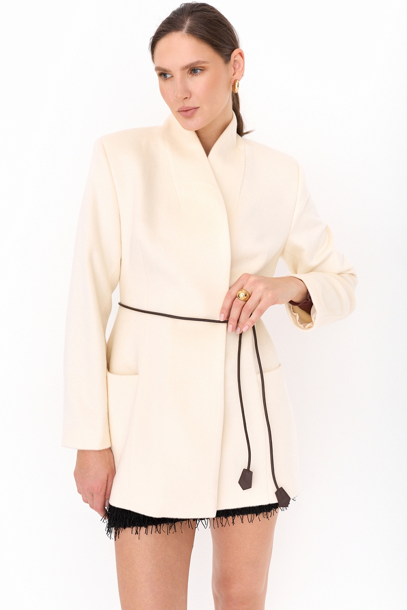 Полупальто из 100% шерсти с воротником стойка со шнуром