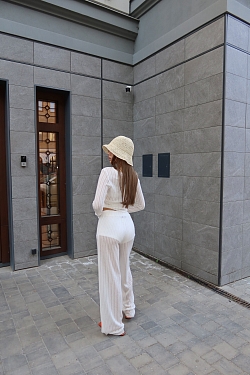 Костюм из вязаного льна с эффектом петель