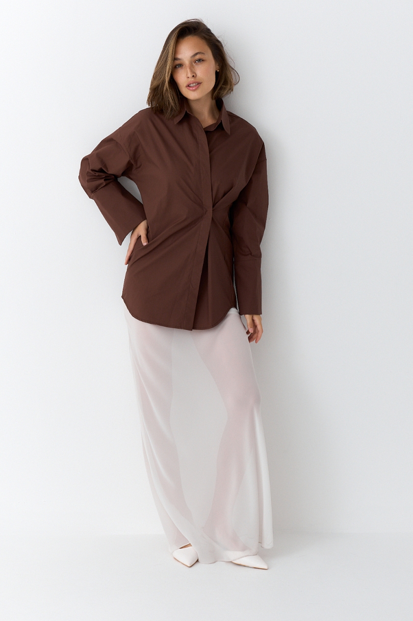 Рубашка приталенная с ассиметрией (с брошью)