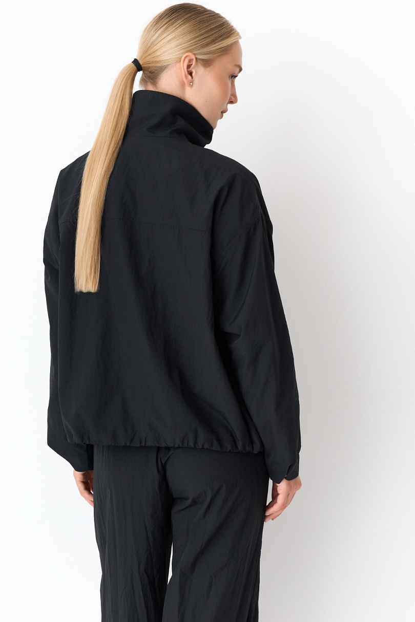 Ветровка из облегченной ткани