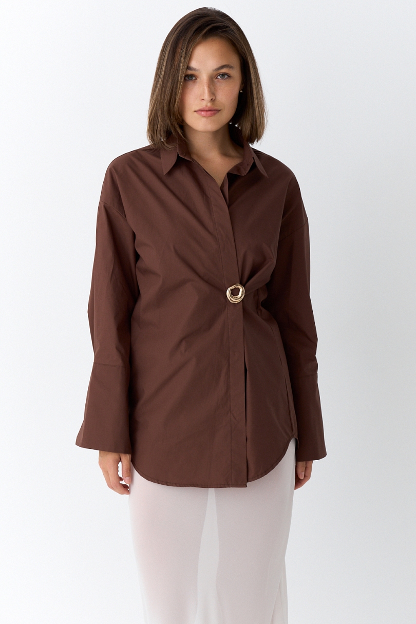 Рубашка приталенная с ассиметрией (с брошью)