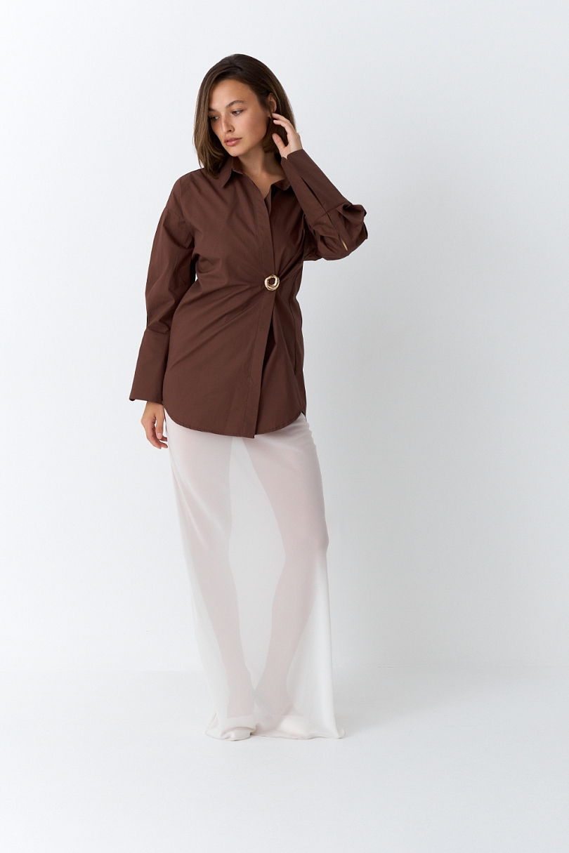 Рубашка приталенная с ассиметрией (с брошью)