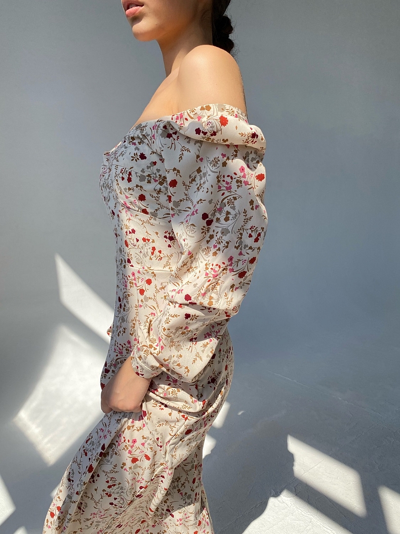 Платье с разрезом с фактурным лифом 