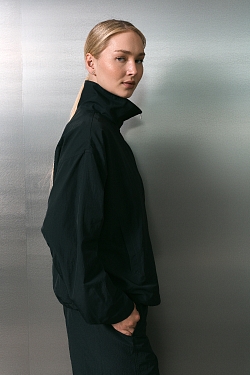 Ветровка из облегченной ткани