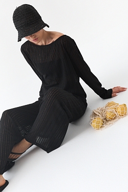 Костюм из вязаного льна с эффектом петель