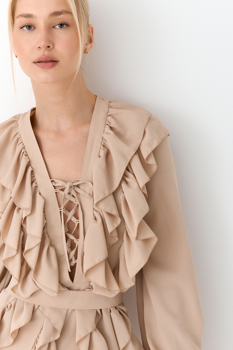 Платье с драпировкой и шнуровкой