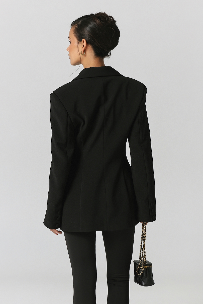 Жакет приталенный с акцентными плечами