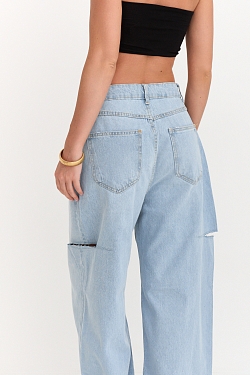 Джинсы с разрезами широкого кроя