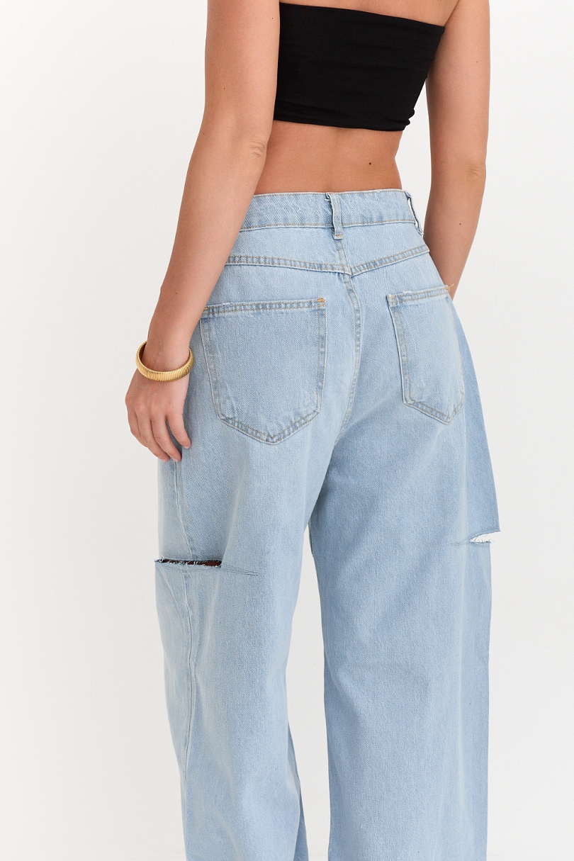 Джинсы с разрезами широкого кроя