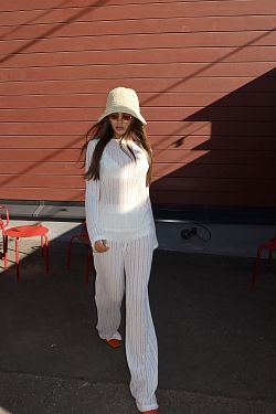 Костюм из вязаного льна с эффектом петель