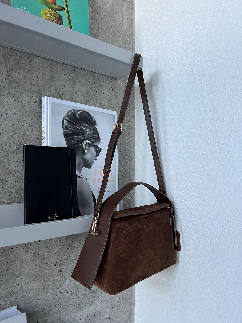 Сумка из замши с клапаном