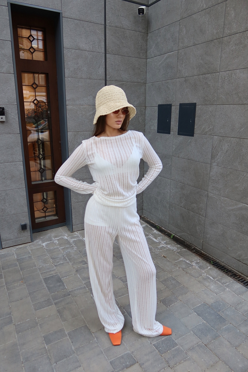 Костюм из вязаного льна с эффектом петель