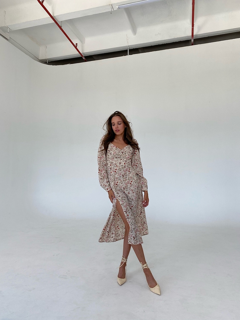 Платье с разрезом с фактурным лифом 