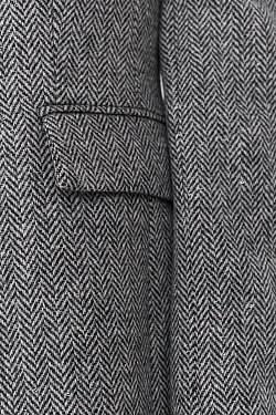 Жакет приталенный с акцентными плечами из шерсти с пайетками