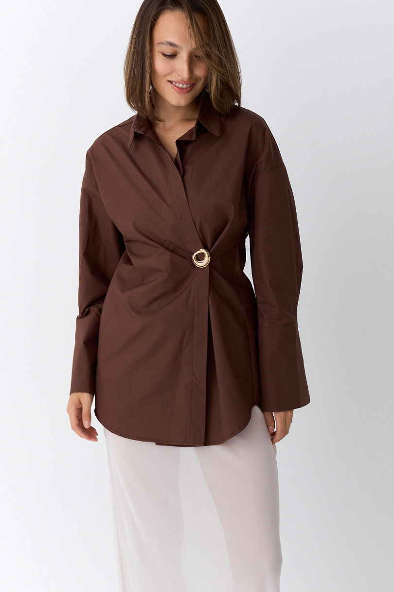 Рубашка приталенная с ассиметрией (с брошью)