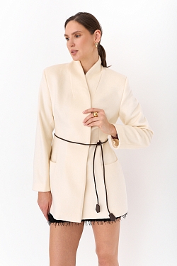 Полупальто из 100% шерсти с воротником стойка со шнуром