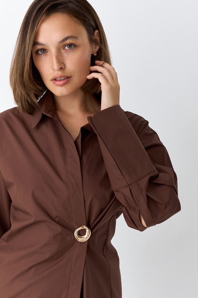 Рубашка приталенная с ассиметрией (с брошью)