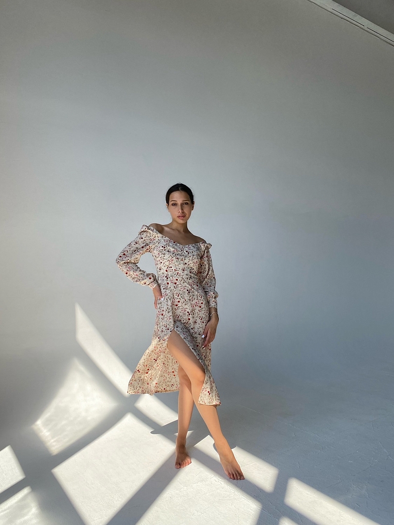 Платье с разрезом с фактурным лифом 
