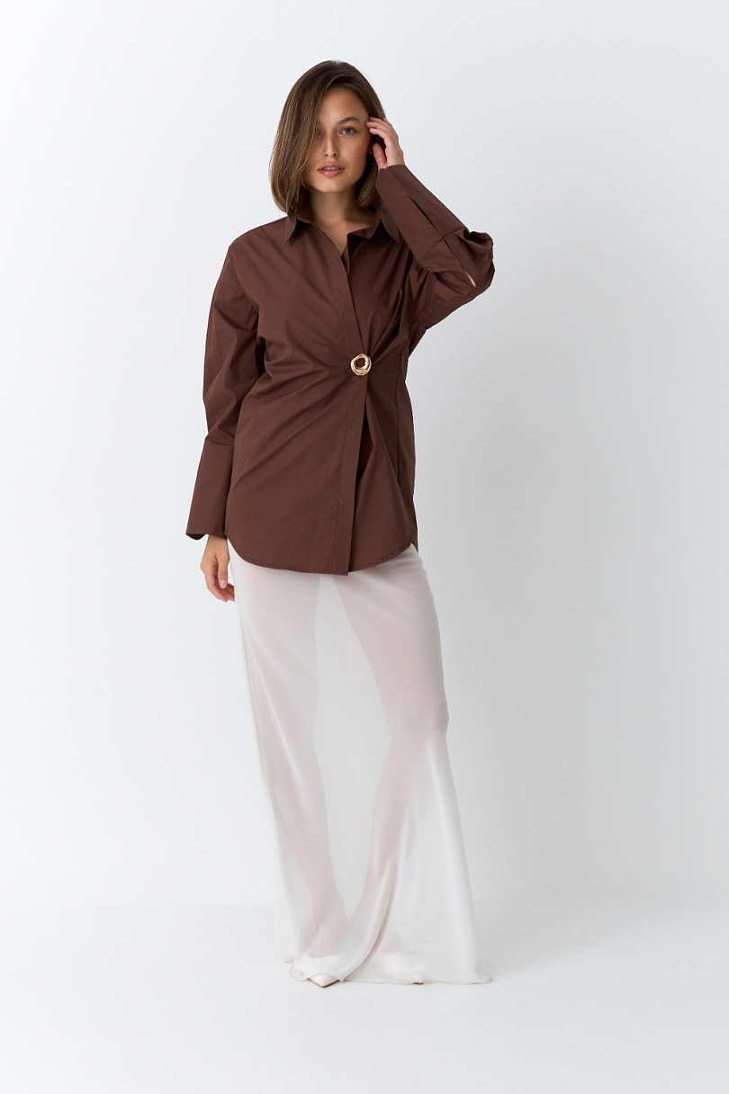 Рубашка приталенная с ассиметрией (с брошью)