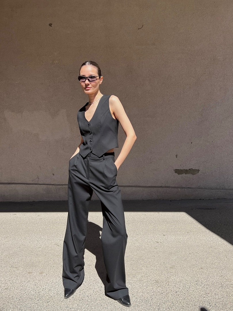 Жилет приталенный 