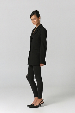 Жакет приталенный с акцентными плечами