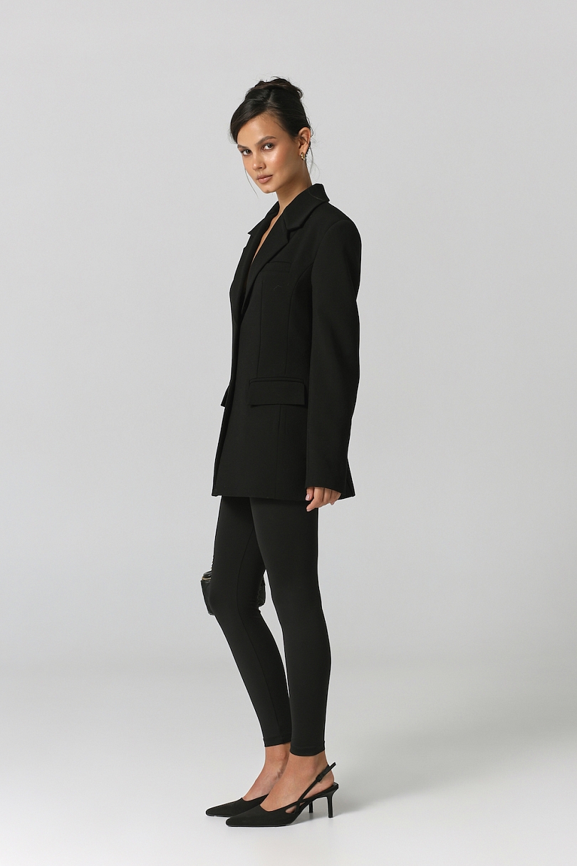 Жакет приталенный с акцентными плечами