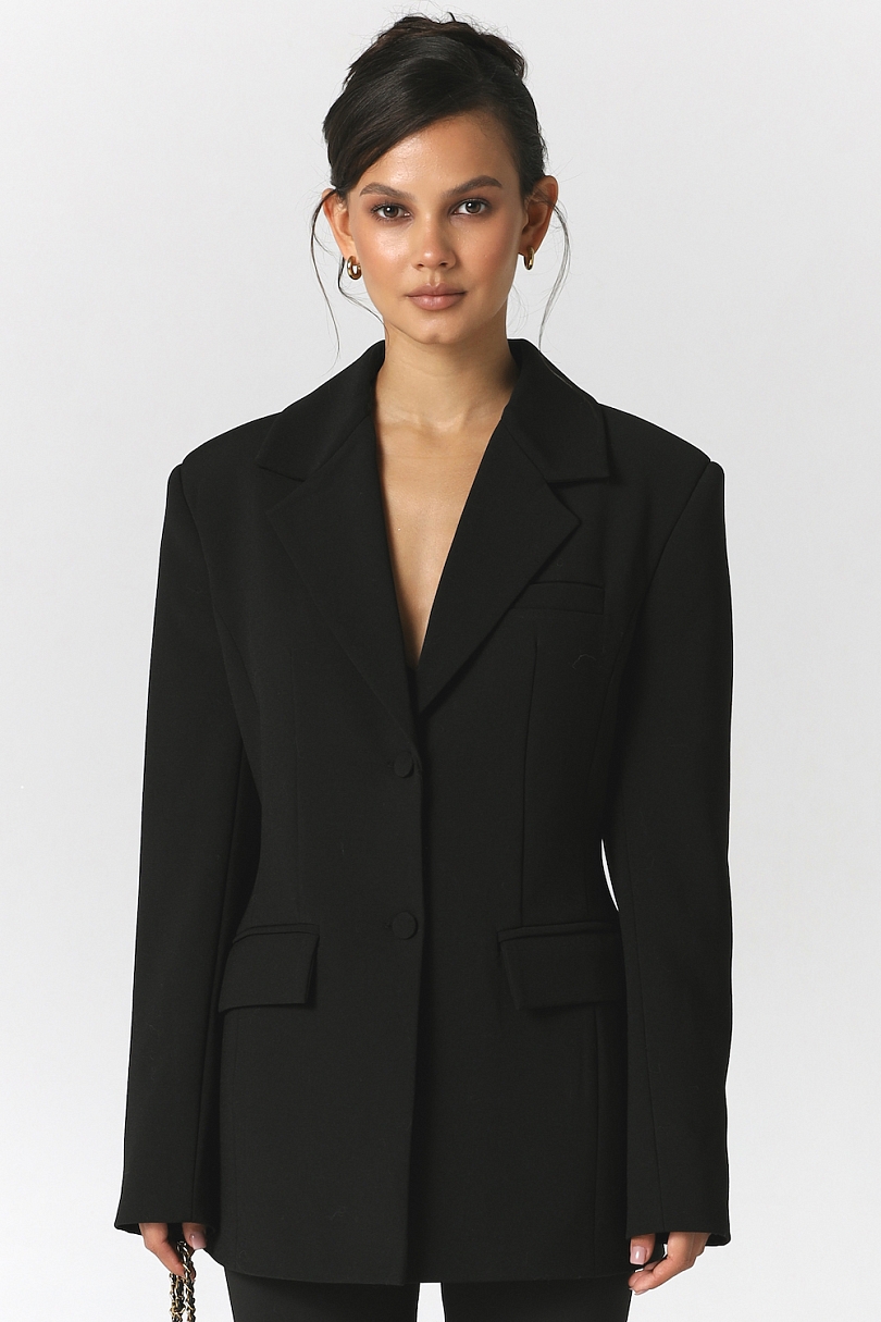 Жакет приталенный с акцентными плечами