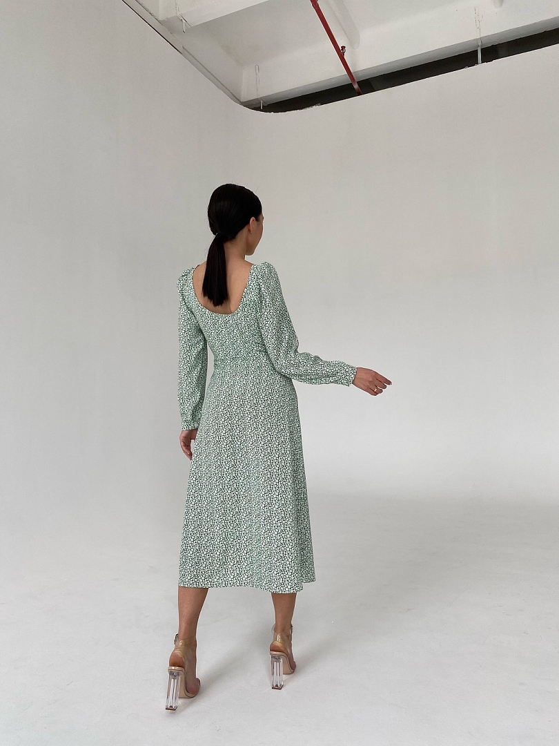 Платье с разрезом с фактурным лифом 